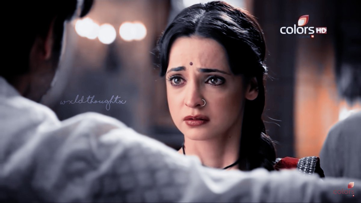 Her beautiful smile in first cap and sad face in last  #SanayaIrani