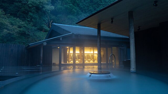 naoya_hanaoka's tweet photo. 佐賀県・武雄にある温泉旅館、御船山楽園ホテル

江戸から続く日本庭園の中にあって、森深くにある天然温泉やフィンランドサウナ、ロビーにはチームラボの幻想的なアートも。

過去と未来が入り混じるアートホテル、一昨年行ったけど美術館に泊まってるようやった（一室15000円〜で満足度めちゃ高🥺） https://t.co/GLvdK9heFh