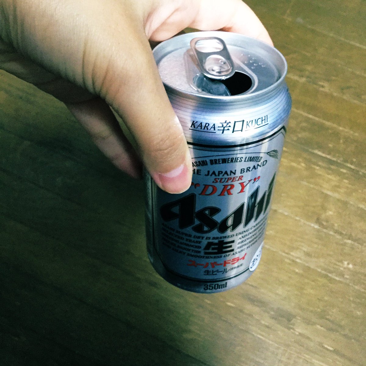 日野まり おうちでオンライン飲み会したい と思って缶ビール開けたけど具体的に誰にも声かけてないから結果一人飲み になってしまったのでこれ見たひと乾杯しようよかんぱーーーいって言ってくれよ頼むよ デン 銀色のヤツ