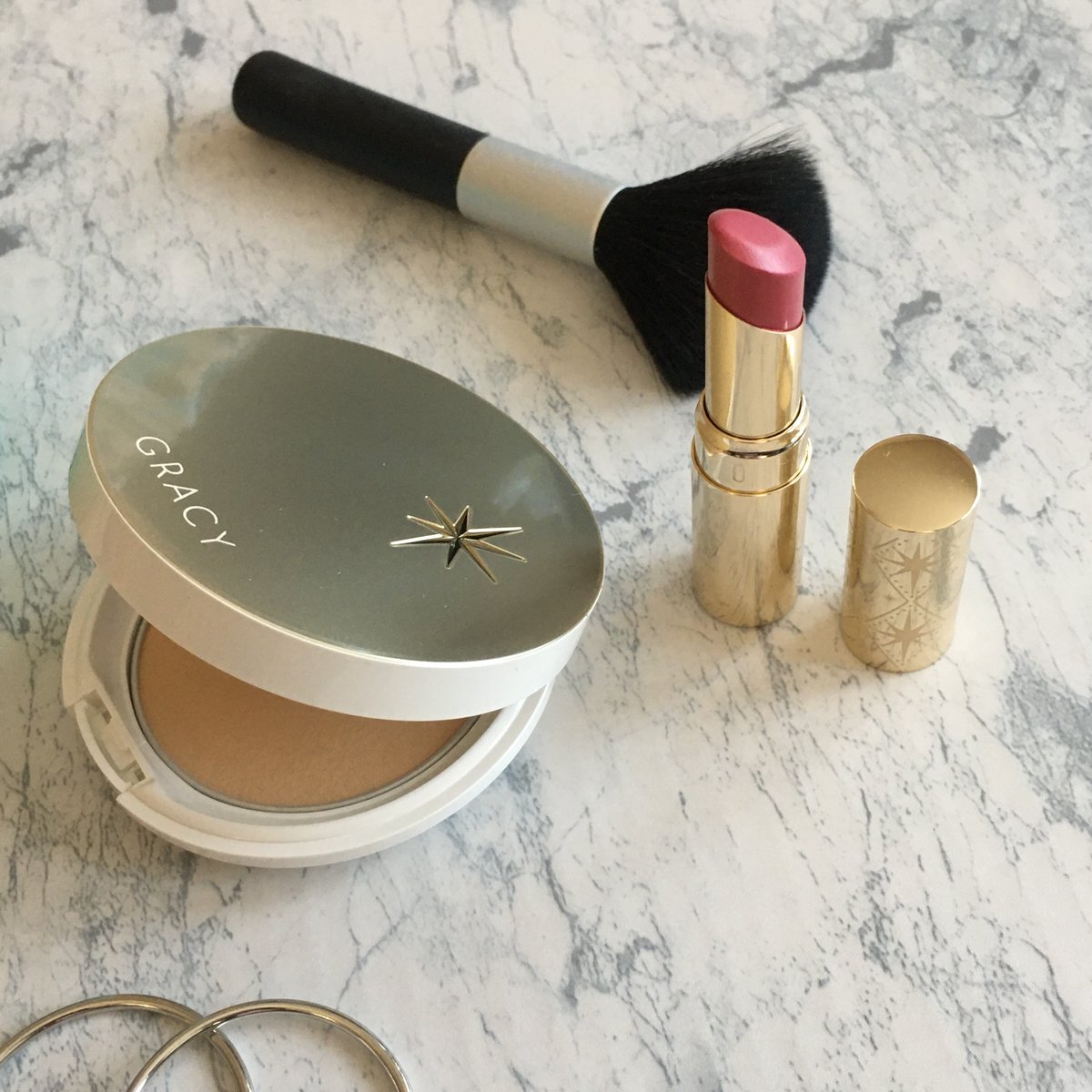 marico010's tweet image. ameblo.jp/putimariko/ent…
#インテグレートグレイシィ プレミアムルージュ
#インテグレート　グレイシィから、透け感発色で #ふっくら唇 になれるプレミアムルージュが発売💄
ほんのりティントで高発色。
忙しい時も、顔色まで明るく見せることができます💋
リップクリームいらずでうるおいたっぷり💓