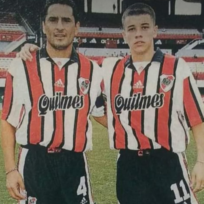 Buena semana y en continuado, nos reciben estos muchachitos....😎📸⚽️

Se acordaban de esta camiseta ?

Quién la tiene ?

#riverplate #riverplategram #riverplatense #riverplateoficial #elmonumental #vamosmillo #inforiver #muñeco #riverteamo #vamosriver #RiverCrece #SomosElFuturo