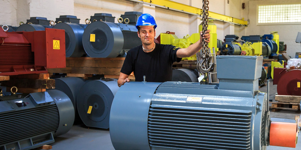 электродвигатель в цеху. электродвигатели в промышленности. электродвигатель большой. производство промышленных двигателей. электродвигатель menzel.