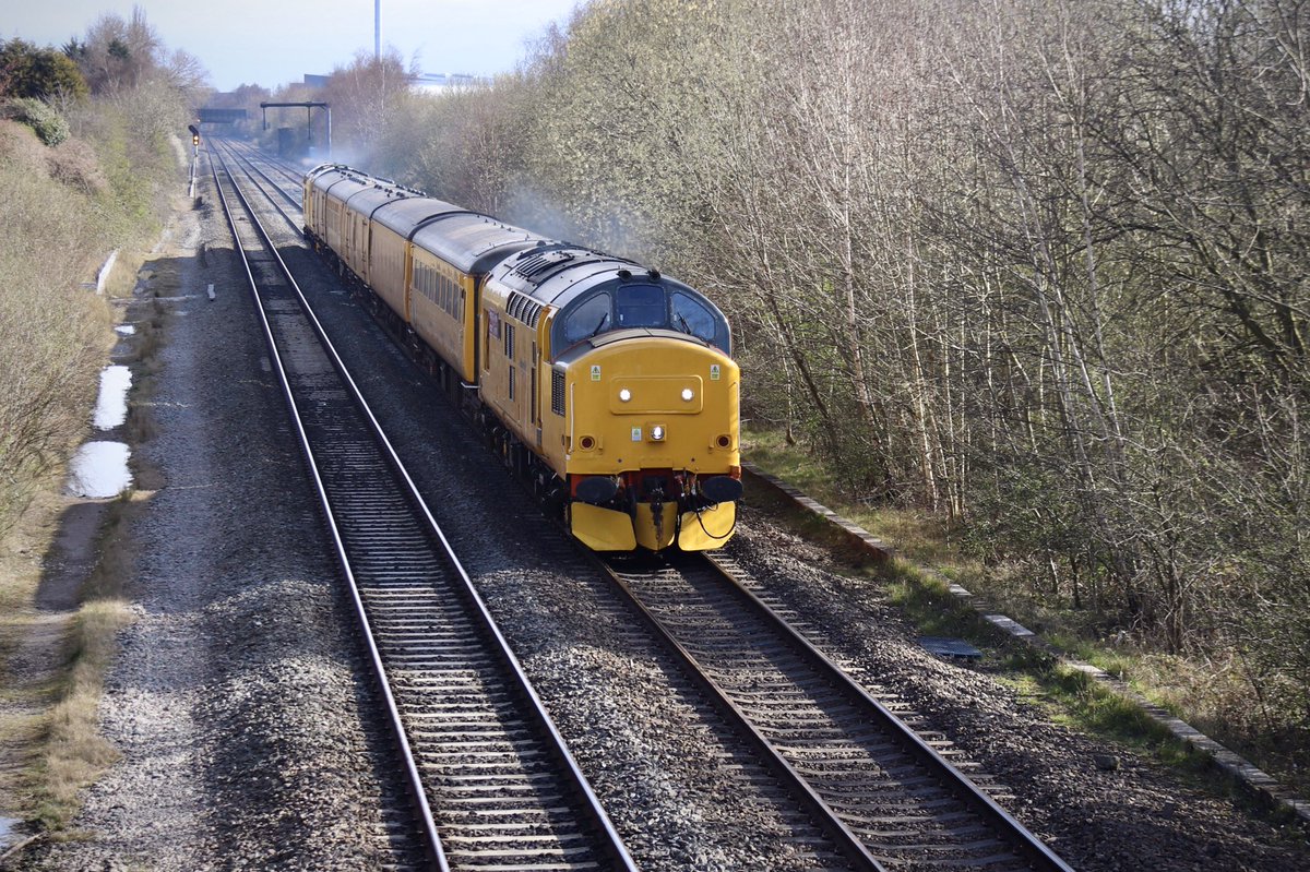 HiPa125's tweet photo. One local exercise per day = one train per day
Network Rail #Class97 97302 ‘Ffestiniog & Welsh Highland Railways/Rheilffyrdd Ffestiniog ac Eryri’ & 97303 top ‘n’ tailing test train 3Z01 0900 Derby Rail Technical Centre > Crewe Electric Traction Maintenance Depot
🚲🚜
30/03/20 https://t.co/5Khcmlwf3D