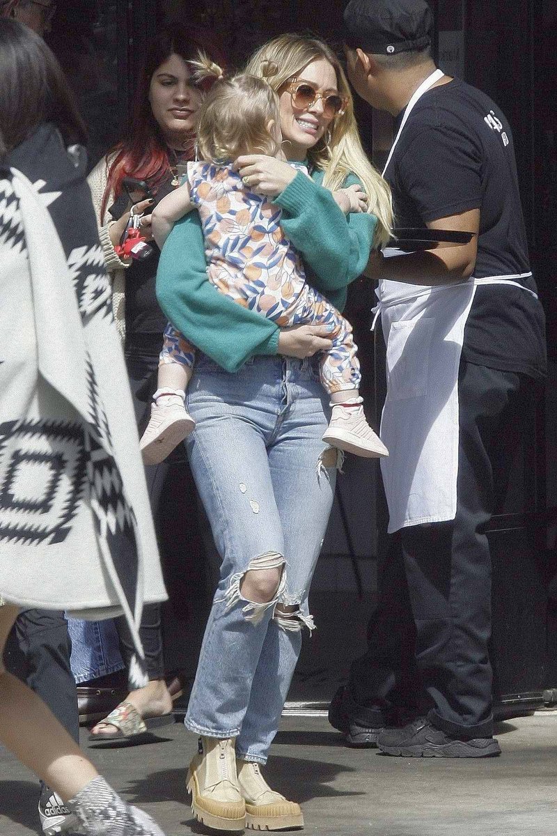 levis knee ripped jeans