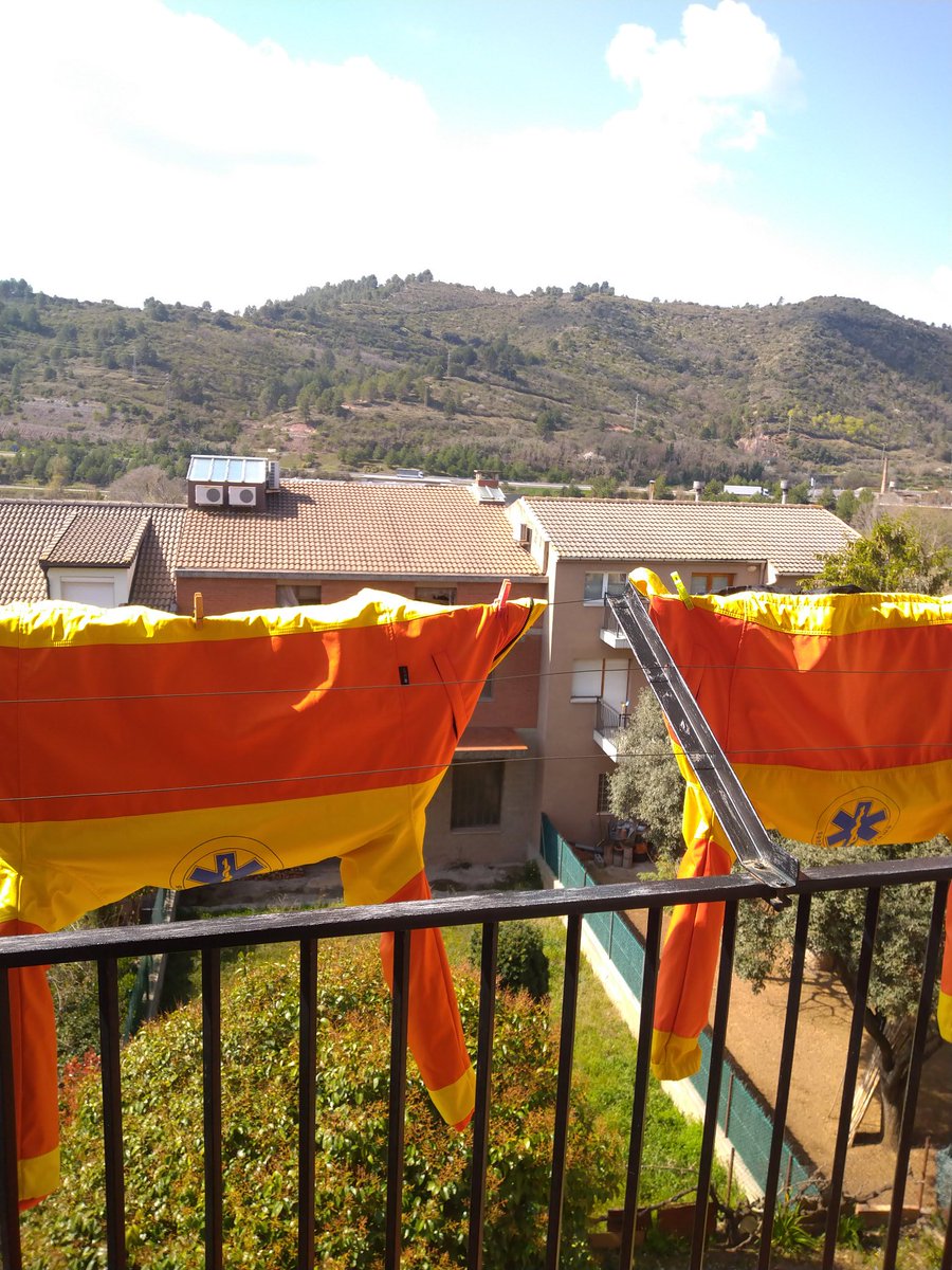 <a href="/semgencat/">SEM. Generalitat</a> <a href="/salutcat/">Salut</a> @albaverges 24h de guàrdia al costat de #covid positius! I els tècnics ens hem de rentar la roba a casa nostra! Una vergonya! I tots vosaltres ho permeteu. Higiene?? <a href="/TLluita/">🚑 Tècnics En Lluita 🚑</a> @CoTemCat