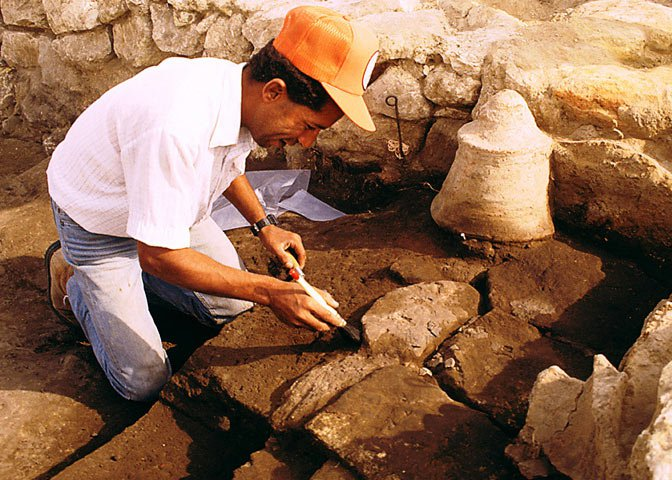  #OldKingdom bakeries were excavated by  @AERA_EGYPT at  #Giza in the 1990's. Notice the large bell-shaped bread mould (bedja pot). Bread was mass produced to feed the pyramid builders and was a dietary staple (along with beer and onions)