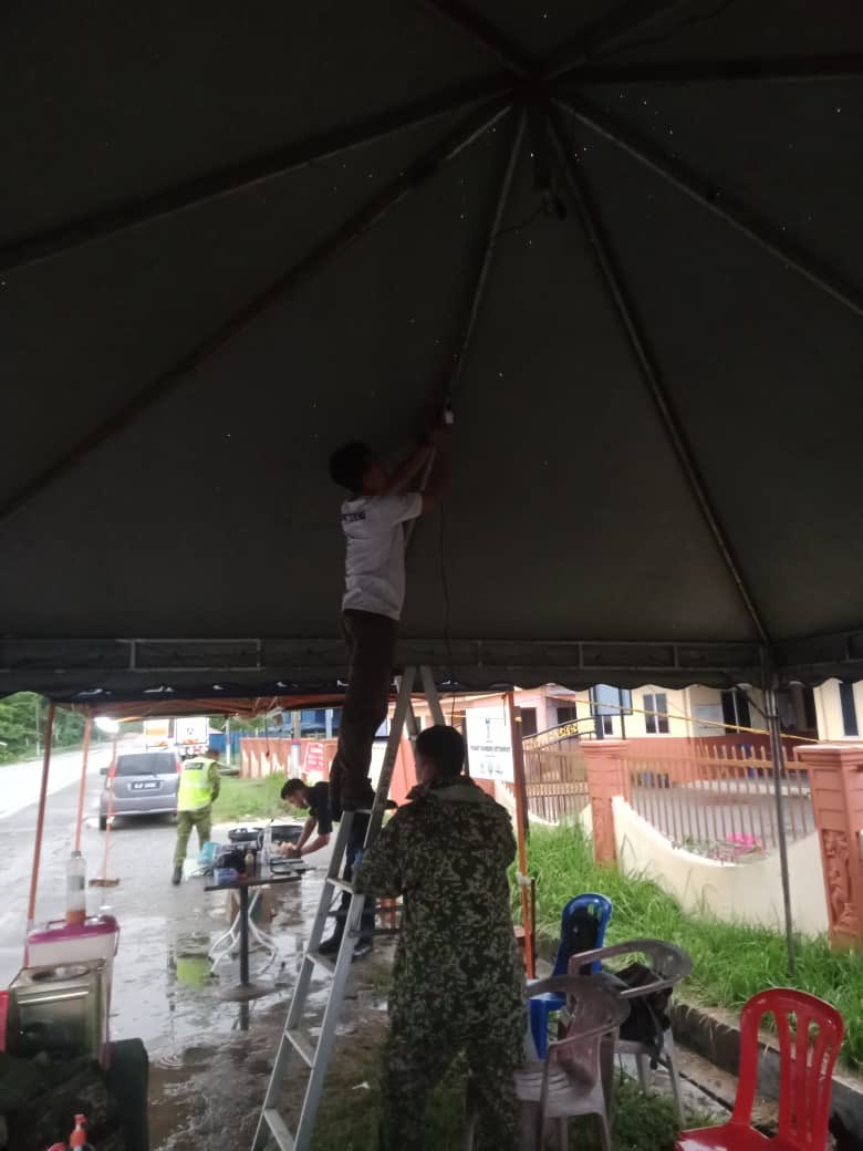 Kerja pemasangan khemah serta kelengkapan dari Unit Persiapan &amp; Unit Elektrik JKR LMS di kawasan-kawasan sekatan jalan raya PDRM bagi membantu dan melancarkan operasi yang dilaksanakan pihak berkuasa di daerah ini

<a href="/PDRMsia/">Polis Diraja M'sia</a> <a href="/JKRMalaysia/">JKR Malaysia</a> 
@jkrperak <a href="/satarm_satar/">abdul satar muhammad</a>  <a href="/mawarcherry/">r_____mawar</a>