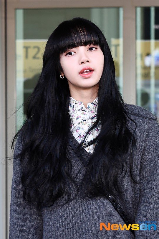 KimxManoban's tweet photo. boredom strikes..

Jenlisa Au

Lisa is In love with  her best friend.
Jennie is dating Lisa's best friend. 

Two things in common
1. they love the same guy
2. they are both straight. https://t.co/U8vfQ06VLd