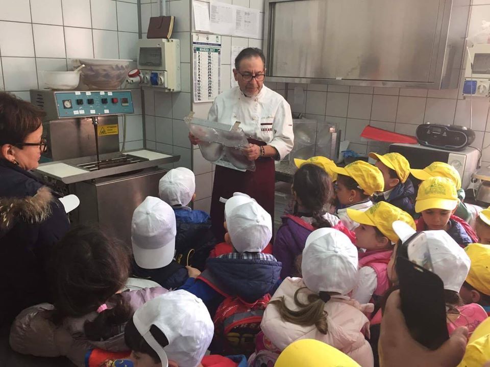 FichiMarano's tweet photo. Post 5 di #Dolcezza &amp; #Allegria ❤️😊

Ci mancano le domande e gli sguardi curiosi dei bambini che ogni anno venivano a visitare il nostro laboratorio e la nostra produzione artigianale di Uova di Cioccolato.
Ma siamo fiduciosi rispettando le regole #andràtuttobene 🌈🇮🇹❤️ https://t.co/kynGnAhzyV