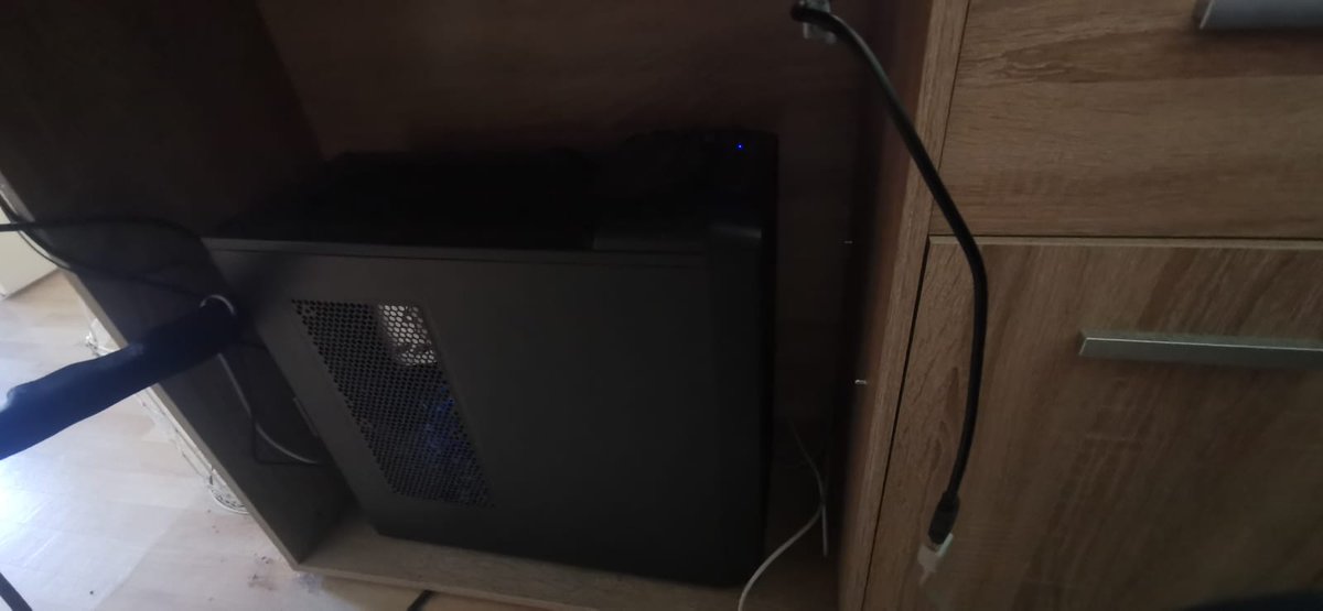 ItsSpezi's tweet photo. @hitech_gamer Tastatur feiert RGB-Party,Maus feiert RGB-Party,Headset feiert RGB-Party. Ich denke das sich so ein Funkel-Einhorn hier definitiv wohl fühlen würde 🥳! Natürlich dürfte der neue dann sein Liebe und sein Funkeln AUF dem Schreibtisch verbreiten und nicht darunter! #ichzockezuhause https://t.co/QgHLIM5Mg1