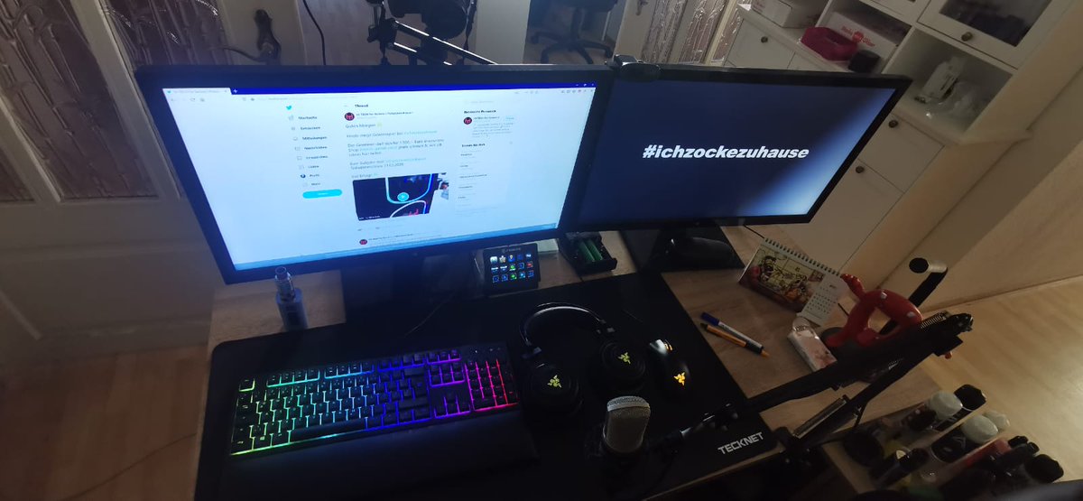 ItsSpezi's tweet photo. @hitech_gamer Tastatur feiert RGB-Party,Maus feiert RGB-Party,Headset feiert RGB-Party. Ich denke das sich so ein Funkel-Einhorn hier definitiv wohl fühlen würde 🥳! Natürlich dürfte der neue dann sein Liebe und sein Funkeln AUF dem Schreibtisch verbreiten und nicht darunter! #ichzockezuhause https://t.co/QgHLIM5Mg1