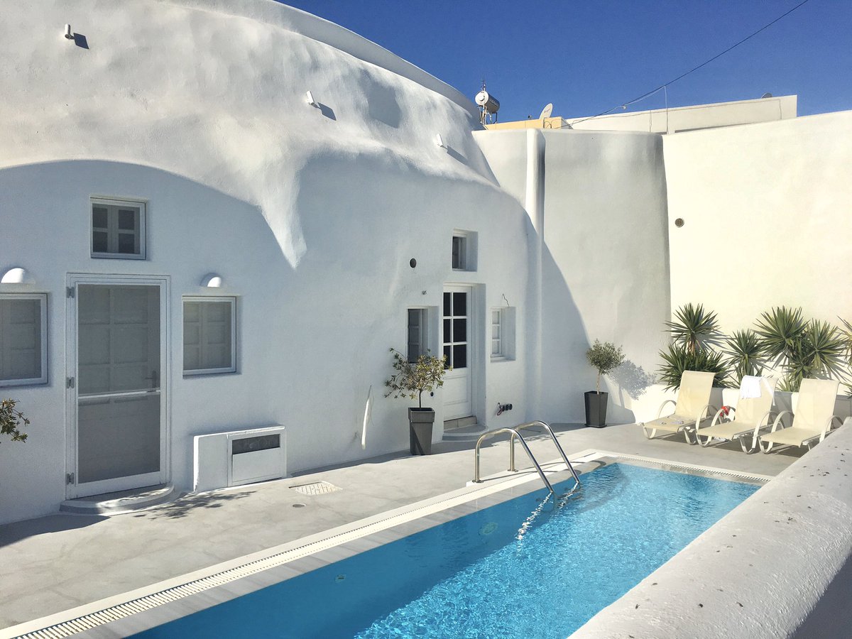 We spent 2 nights in Athens, 2 nights in Mykonos and 3 nights in Santorini.We booked all of our accommodation via Airbnb. Our place in Santorini was the best. It’s called Cally Cave House
