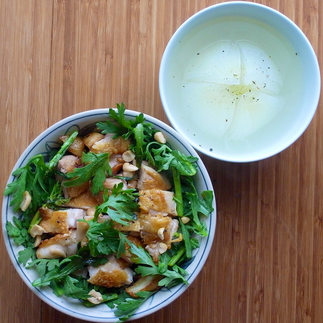 手を洗うツジメシ 分焼き鶏モモを数分休ませ 焼いたフライパンは脂が多過ぎれば少し拭き ナンプラー醤油みりん酢各小さじ1 鶏から出た肉汁も入れ沸かす 麦飯に春菊の葉 角切り鶏肉を乗せ 上からタレをかける 途中まで これ丼にする意味あった