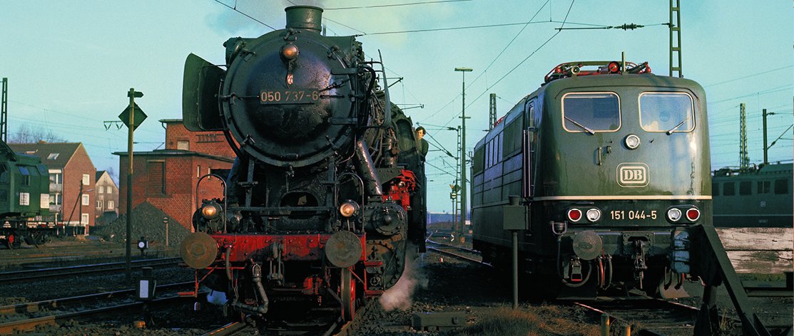 30.03.1994: Rückrufaktion BR 151! Wegen Schweißnahtrisse stellen die Betriebshöfe Hagen und Nürnberg Rbf mit sofortiger Verfügung ca. 100 Loks der Baureihe 151 ab. Die neue Edition XL über die letzten Elloks vor der Drehstrom-Ära
Foto: Nelkenbrecher 
ow.ly/Ha1d50vNAxX