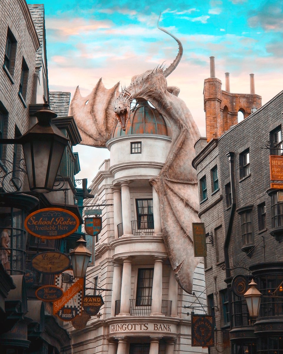 alexmultiverse's tweet photo. • Gringotts is the safest place in the world fer anything yeh want te keep safe •

#harrypotter #harrypotteruniversal #orlando #florida #hogwarts #potterhead #universal #universalstudios #wizardingworldofharrypotter #diagonalley #gringotts #magic #wizard #magical #pottermore https://t.co/qfSIzD95hi