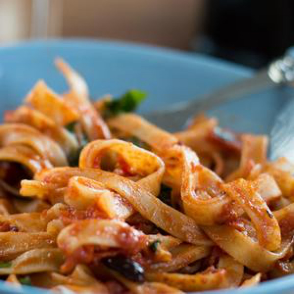 RecipeTank's tweet photo. Pour faire les courses le moins souvent possible pendant le #confinement, on sélectionne une super #recette par jour «fond de placard». 

Aujourd'hui, classique italien : pasta alla puttanesca (recette dans le thread)

 #grandbienvousfasse @franceinter https://t.co/acE2vMLCZG