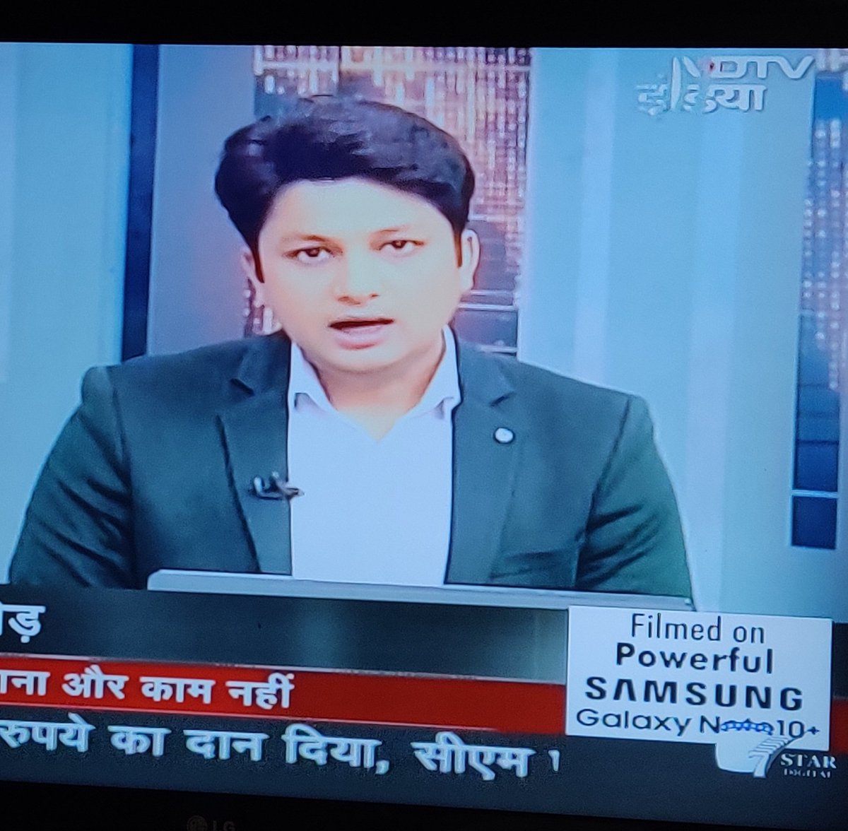issahilkhattar's tweet photo. Because of the lockdown, artists are so free these days that Falguni Pathak has started giving News Updates on NDTV 🙈 #Lockdown21 #insanity #lockdownmental https://t.co/VsaWtSqxL3