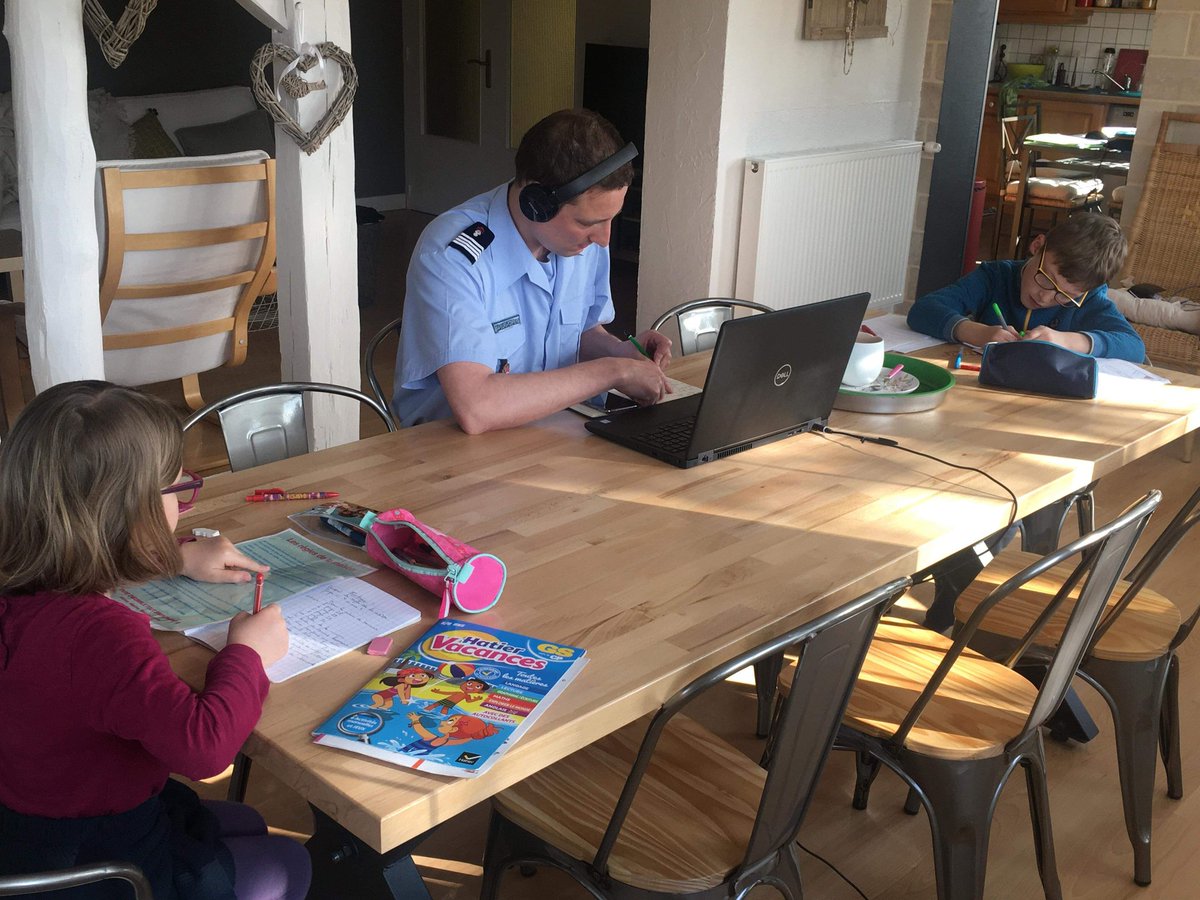 RemyAndriot's tweet photo. Poursuite de la formation d'élève-colonel de l'@ENSOSP qui s'est bien adaptée au confinement en ayant mis en place les séquences en visioconférence en un temps record. 

On s'organise, on s'adapte, on prend nos marques, mais la vie continue !

#RestonsChezNous https://t.co/dIRLGzZYIJ