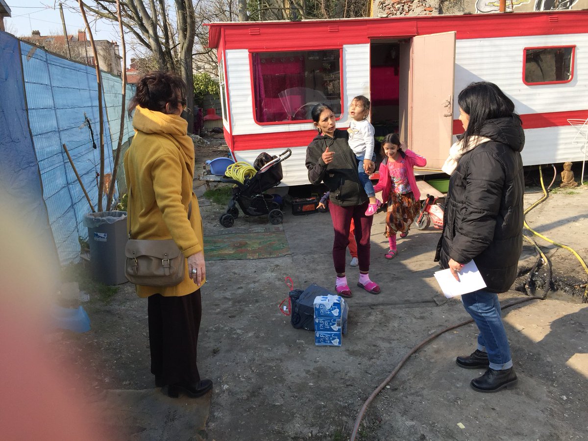 HalimaMenhoudj's tweet photo. #Montreuil suite : tournée 1 fois/semaine depuis le début du confinement, avec les agents de @montreuil et @alexie_lorca visites des campements de familles roms, squats divers regroupant plusieurs dizaines de familles « Néfliers, Saint-Antoine, Saint-Just et Gaston Lauriau » 1/1 https://t.co/Gu7kO2QeVl