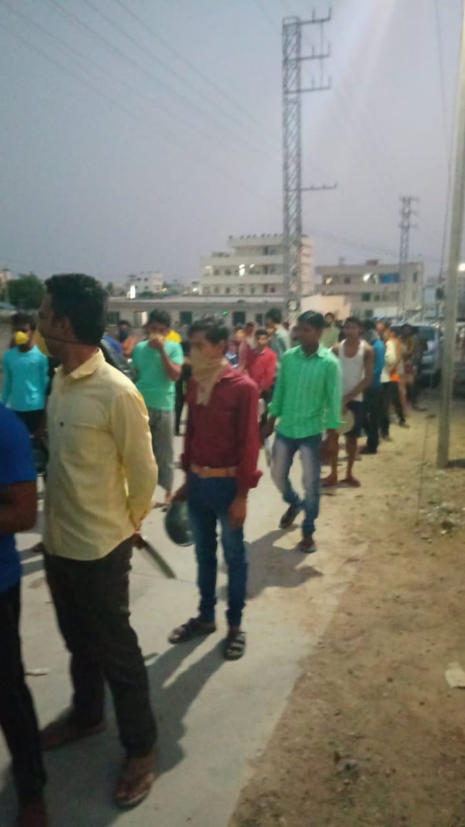 rjsaulakh's tweet photo. Under leadership of @cpcybd @CYBTRAFFIC we fed close to 2000 people yesterday,  everyday count is increasing by hundreds n so is determination of volunteers @ActivistTeja @sure23 @anumodthomas @phealer @SrinivasBellam @vinay_vangala https://t.co/nDSVLqhMWc