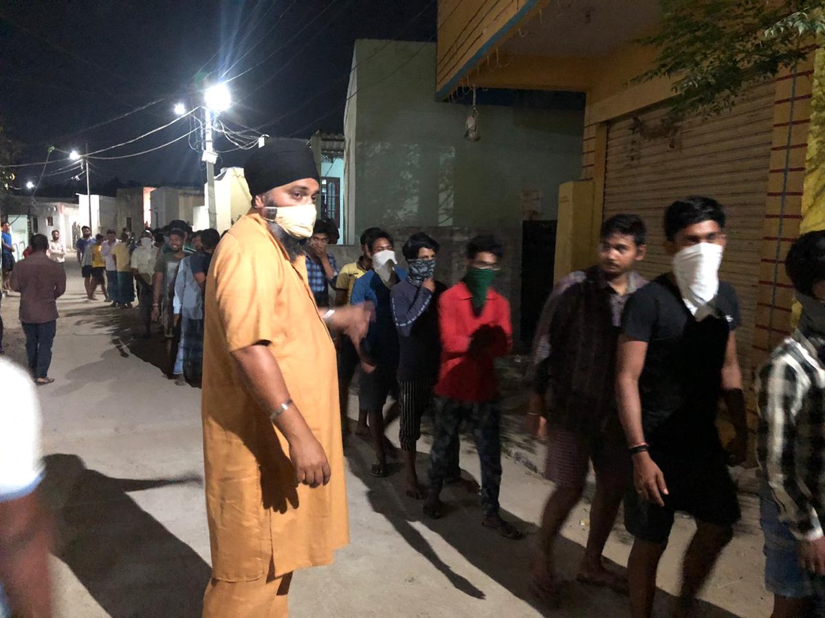 rjsaulakh's tweet photo. Under leadership of @cpcybd @CYBTRAFFIC we fed close to 2000 people yesterday,  everyday count is increasing by hundreds n so is determination of volunteers @ActivistTeja @sure23 @anumodthomas @phealer @SrinivasBellam @vinay_vangala https://t.co/nDSVLqhMWc