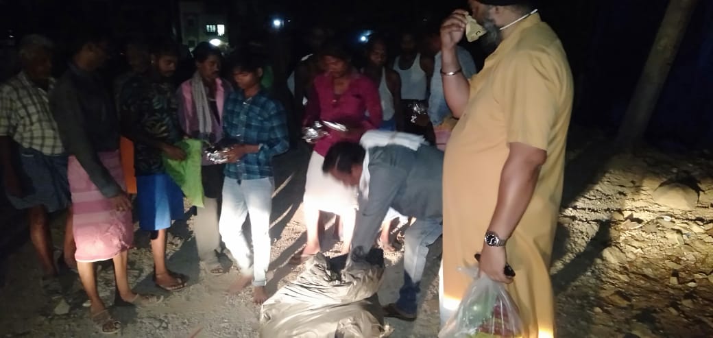 rjsaulakh's tweet photo. Under leadership of @cpcybd @CYBTRAFFIC we fed close to 2000 people yesterday,  everyday count is increasing by hundreds n so is determination of volunteers @ActivistTeja @sure23 @anumodthomas @phealer @SrinivasBellam @vinay_vangala https://t.co/nDSVLqhMWc