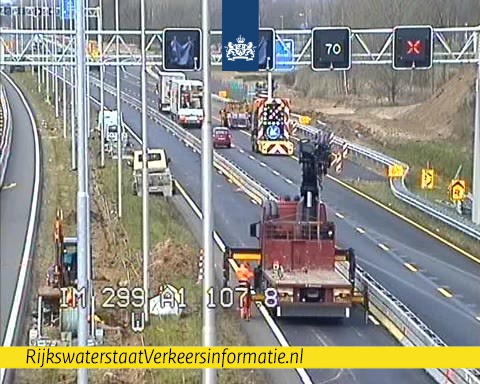 RWSverkeersinfo's tweet image. 💪 | Er wordt hard gewerkt op de #A1 richting Apeldoorn bij Deventer-Oost. Op de voorgrond zie je de werkzaamheden aan de uitbreiding van de A1 en op de achtergrond zijn we bezig met een spoedreparatie aan het asfalt. #hardewerkers