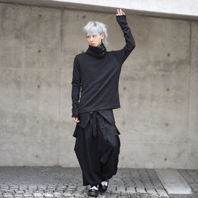 Twitter 上的 Shotaro Konishi 完売していた黒ハイウエストサルエル 追加生産に伴い本日よりプレオーダー受付開始しました 17秋冬コレクションでリリースした1本 もちろん今期最新作達ともマッチするし春夏シーズンでも合わせられ T Co Dftisrw91o