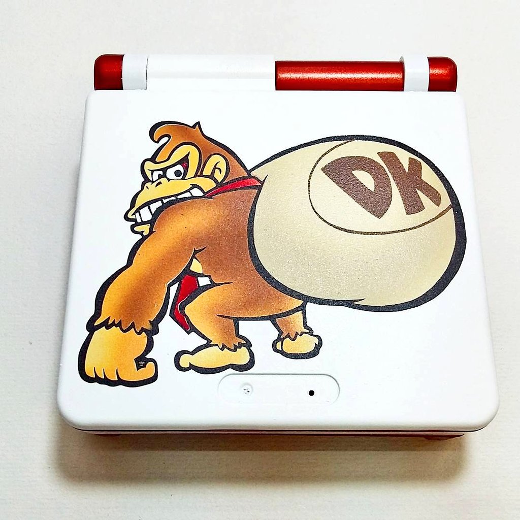 SynestesikWorks's tweet photo. Hoy mostramos otro custom de una Game Boy SP pintada a mano. (airbrush). Personalizado con Donkey Kong.
Customizando todo tío de objetos y espacios. 🎨🖌️
#gameboy #videojuegos #retrogamer #coleccionista #gameboycolor #artwork #retrocustom #gameboyadvancesp #gameboyadvance https://t.co/ZtODkaNR0T