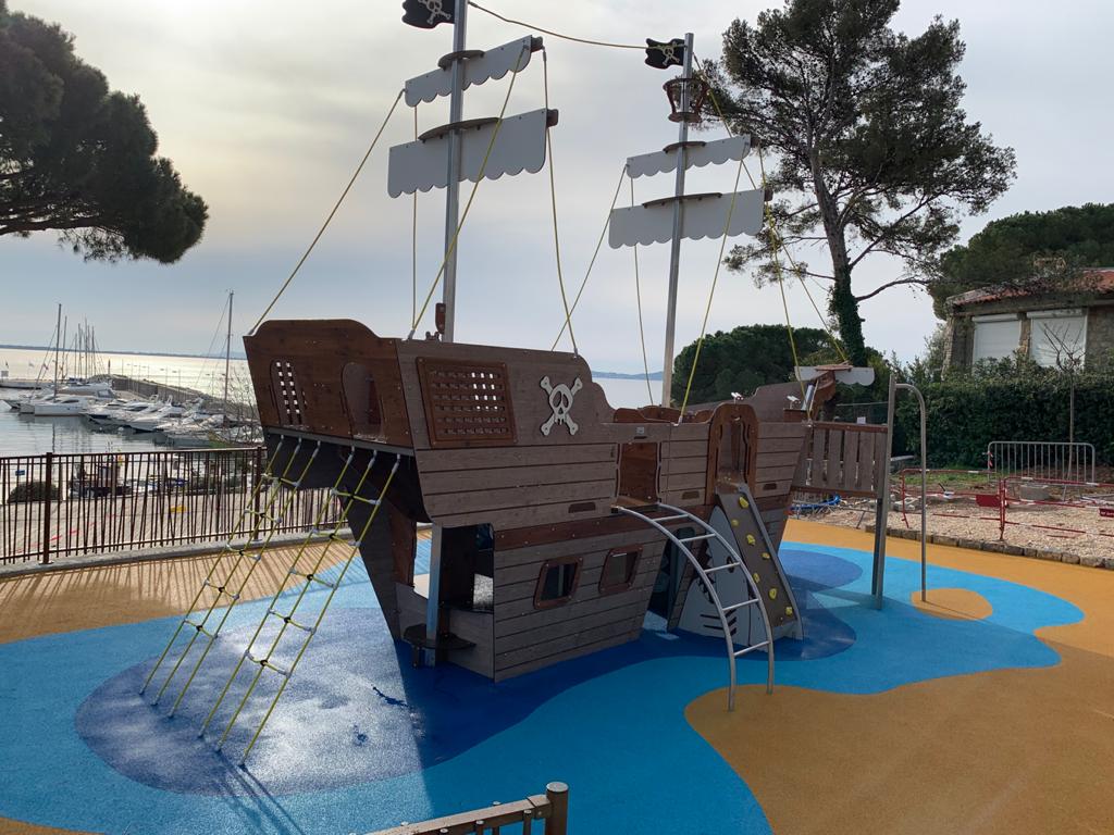 QualiCiteFrance's tweet photo. Oh oh... On dirait bien que les #pirates ne sont pas confinés 🙄🏴‍☠️ Un #bateau vient d'arriver à #Carqueiranne dans le #Var, sous le regard étonné des #animaux du parc... 🦜🐞 https://t.co/3J4uyl7VBF