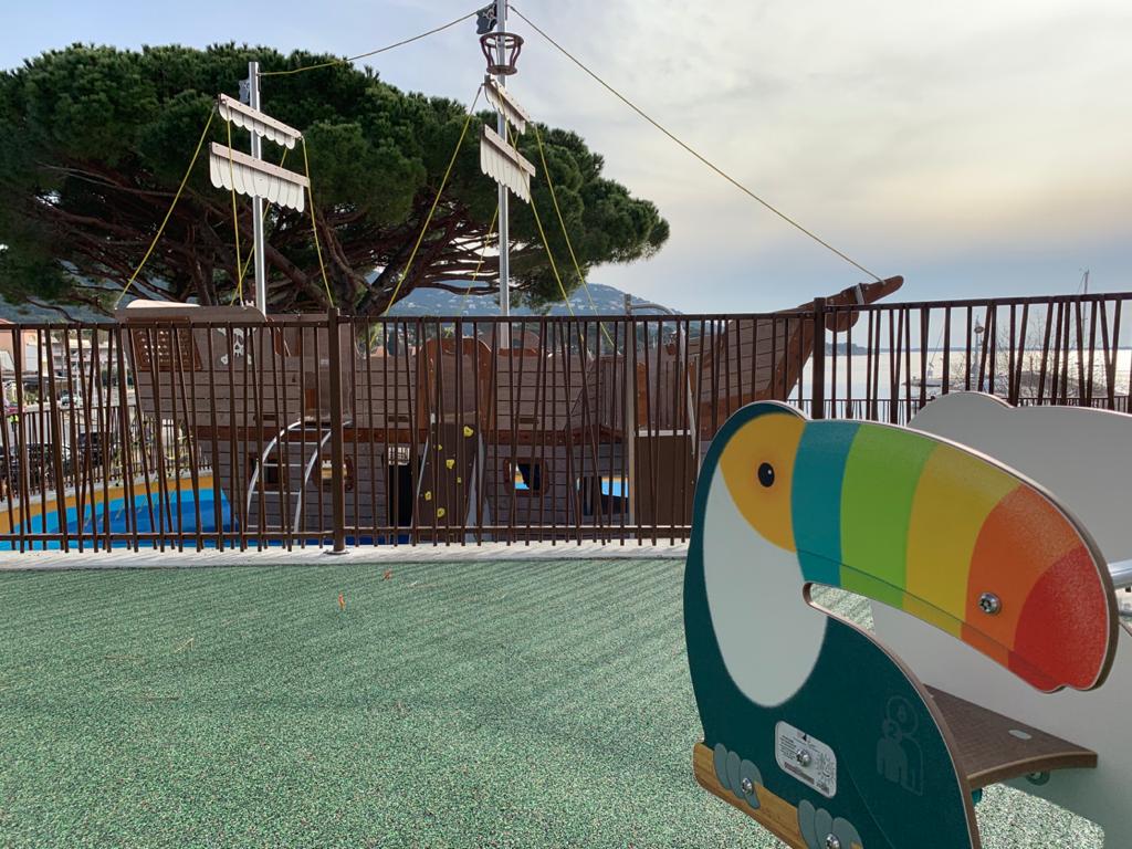 QualiCiteFrance's tweet photo. Oh oh... On dirait bien que les #pirates ne sont pas confinés 🙄🏴‍☠️ Un #bateau vient d'arriver à #Carqueiranne dans le #Var, sous le regard étonné des #animaux du parc... 🦜🐞 https://t.co/3J4uyl7VBF