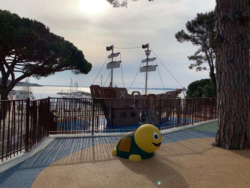 QualiCiteFrance's tweet photo. Oh oh... On dirait bien que les #pirates ne sont pas confinés 🙄🏴‍☠️ Un #bateau vient d'arriver à #Carqueiranne dans le #Var, sous le regard étonné des #animaux du parc... 🦜🐞 https://t.co/3J4uyl7VBF