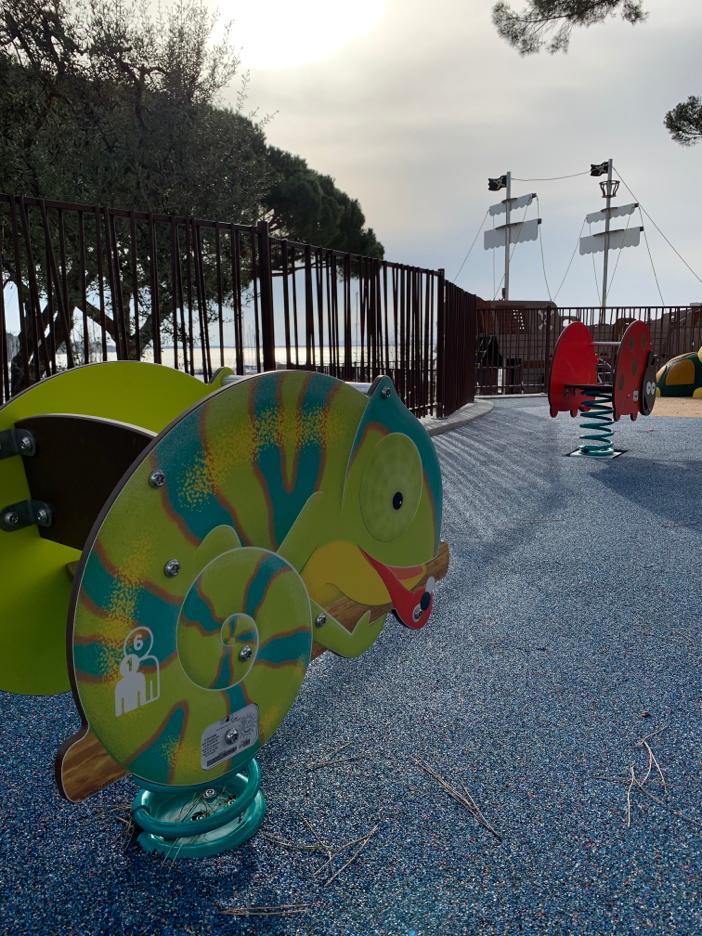 QualiCiteFrance's tweet photo. Oh oh... On dirait bien que les #pirates ne sont pas confinés 🙄🏴‍☠️ Un #bateau vient d'arriver à #Carqueiranne dans le #Var, sous le regard étonné des #animaux du parc... 🦜🐞 https://t.co/3J4uyl7VBF