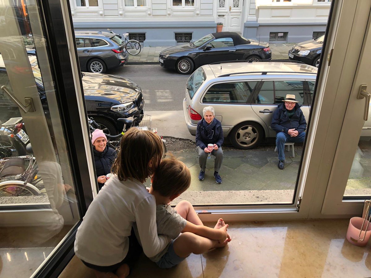MAStrackZi's tweet photo. Ich wünsche allen einen guten Wochenstart &amp; hoffe, dass alle trotz der aktuellen Situationen das Wochenende genießen konnten. Mit angemessenen Sicherheitsabstand konnte ich wenigstens kurz meine Enkel vor dem heimischen Fenster wiedersehen. 🥰 #coronadeutschland #SocialDistancing https://t.co/5NGnCjAZHX