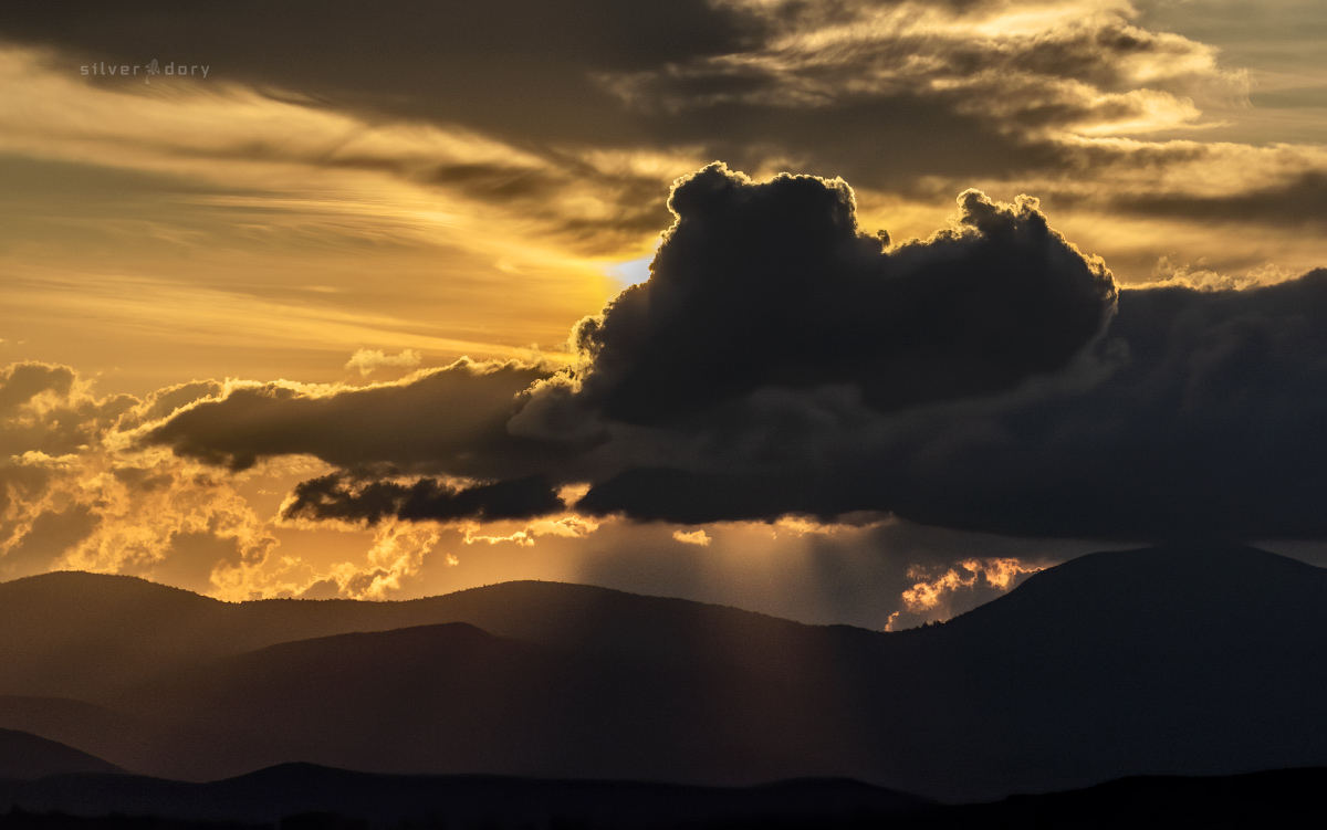 thesilverdory's tweet photo. Sunset behind Mt Corree tonight - from Scrivener Hill ... #sunsetcapital #Canberra https://t.co/26EiEUPILg