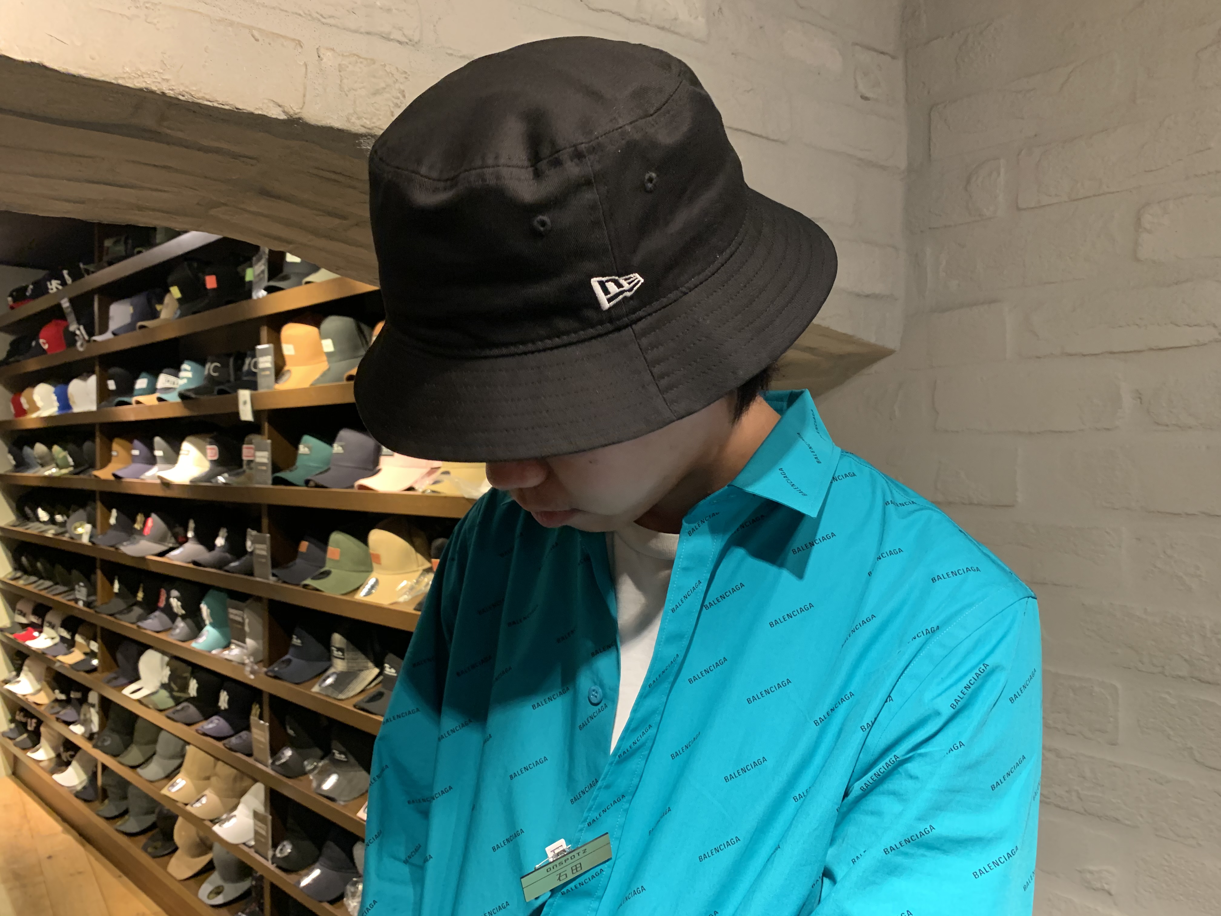 ｏｎｓｐｏｔｚ 渋谷本店 本日ご紹介させて頂くのは バケツをひっくりかえしたようなシルエットが特徴のアウトドア系ハットです ツバが長い Bucket 01 と短めの Bucket 02 の2タイプです 4 6円 税込 バケットハット Newera 渋谷 帽子