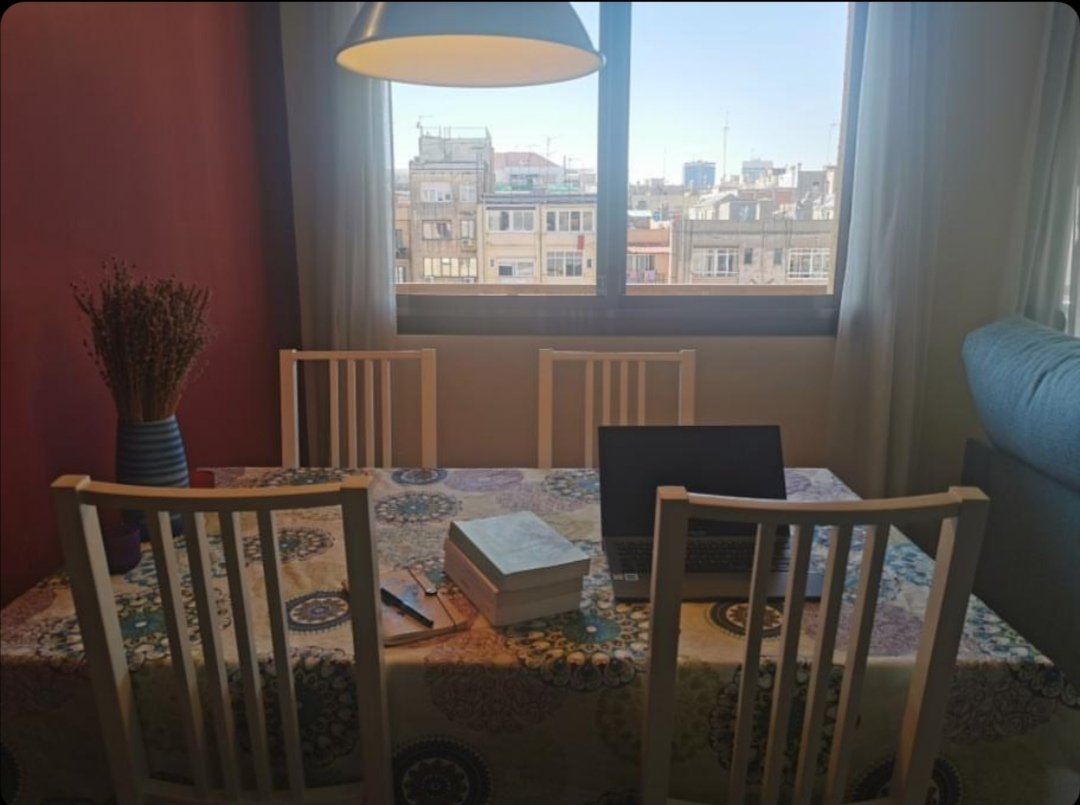 ElsAmicsdelBosc's tweet photo. Aquest és el menjador de l @ainatorres_ amb vistes en un interior d'illa del barri l'Eixample de Barcelona, on ha escrit el seu darrer llibre #DonesRebels i està acabant un nou poemari.
Gràcies Aina per compartir!
#SantJordiaCasa 📚🏠🌹
@SembraLlibres https://t.co/FtAdZCUB5t