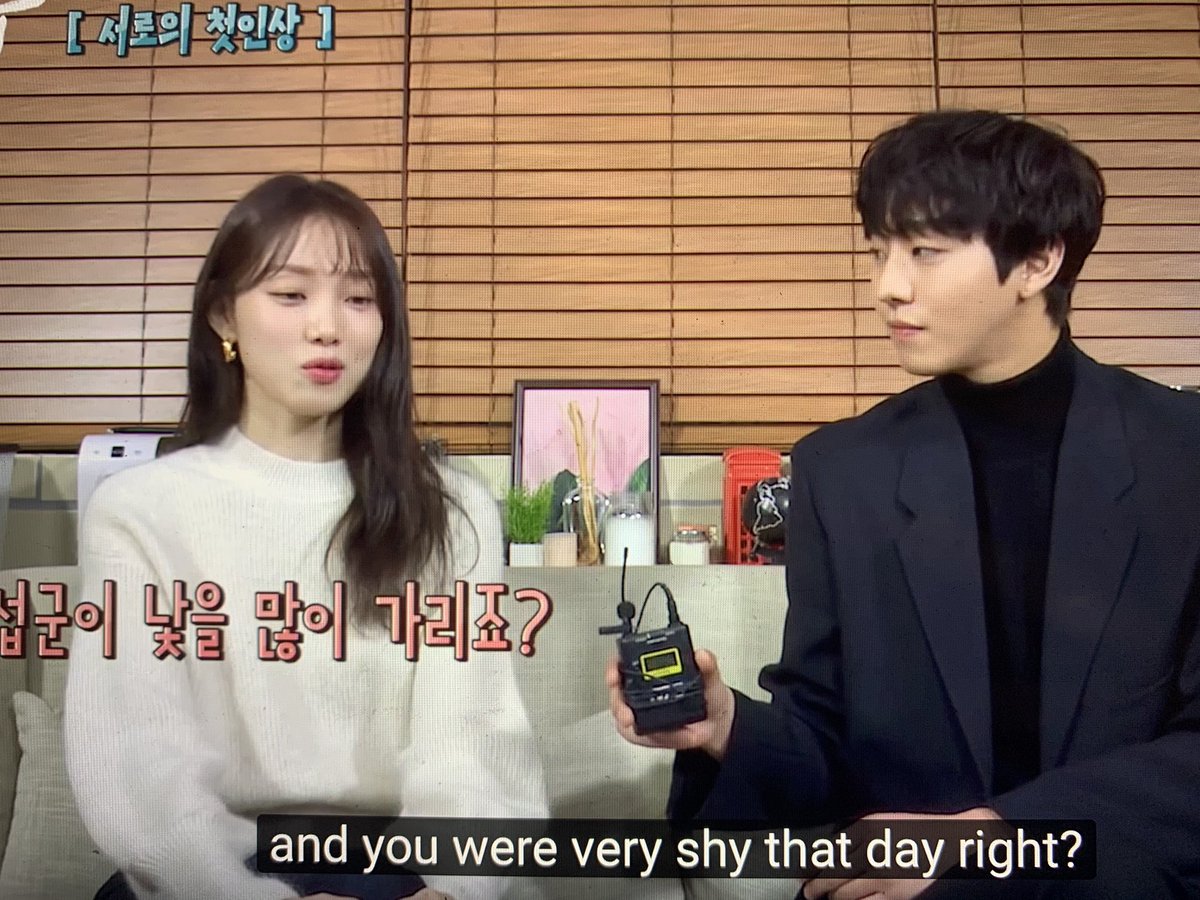 imadramatrash's tweet photo. I dropped my 3-paged essay which is due tomorrow just to watch this interview and count how many times Paul looked at Biblee.
May my essay rest in piece.
(more pics below this tw)
#AhnLee https://t.co/ghuY5MfRNy