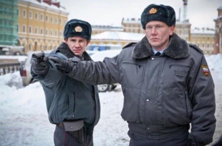 - Не стреляй, он вроде за хлебом