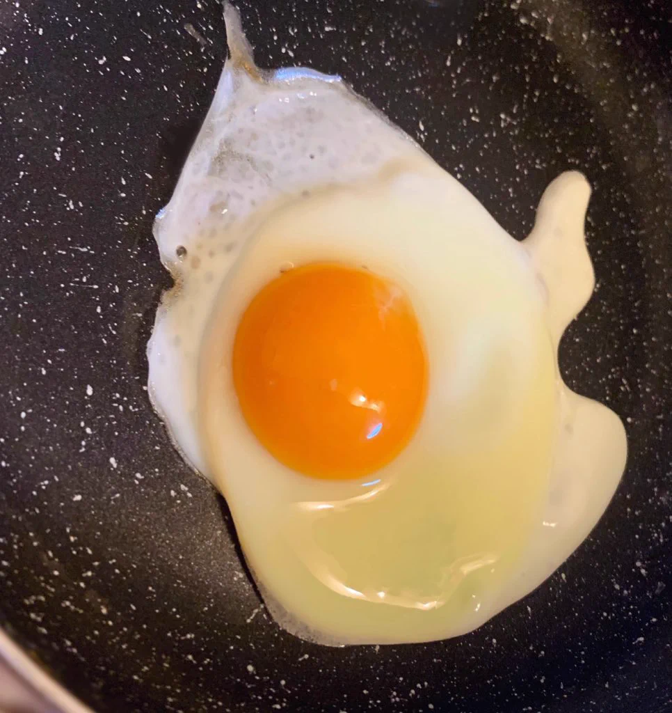 二枚とも目玉焼きの写真かと思えば実は･･･！どっちが本物か見分けられる？