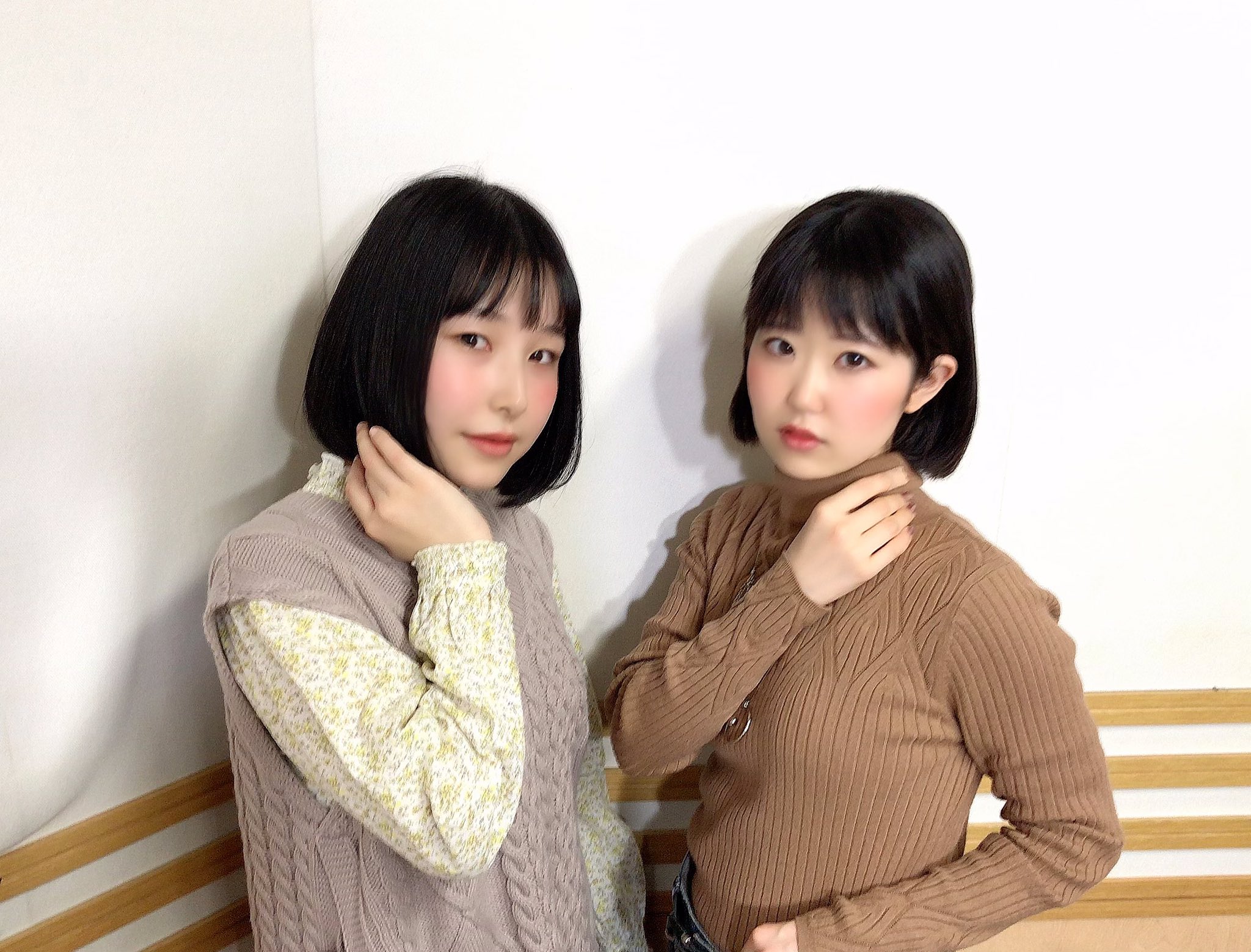 東山奈央 オフィシャル Sur Twitter 今夜の 東山奈央のラジオ リビング は 同じ事務所の川井田夏海ちゃんがゲストです 撮影の機会が増えてポーズに悩む夏海ちゃんに 私がしたアドバイスとは その結果がこの写真です 元気いっぱいな夏海ちゃんとの