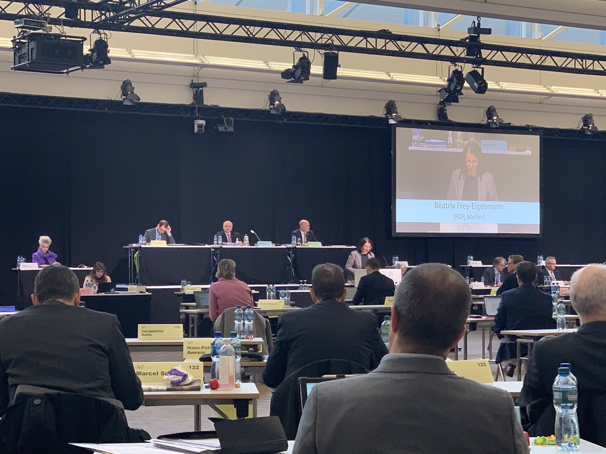 AMuellerWegner's tweet photo. Kantonsratssitzung in Zeiten von Covid-19: in den Zürcher Messehallen mit Social Distancing #KR #fdp #Coronakrise https://t.co/NPNr7Tpax0