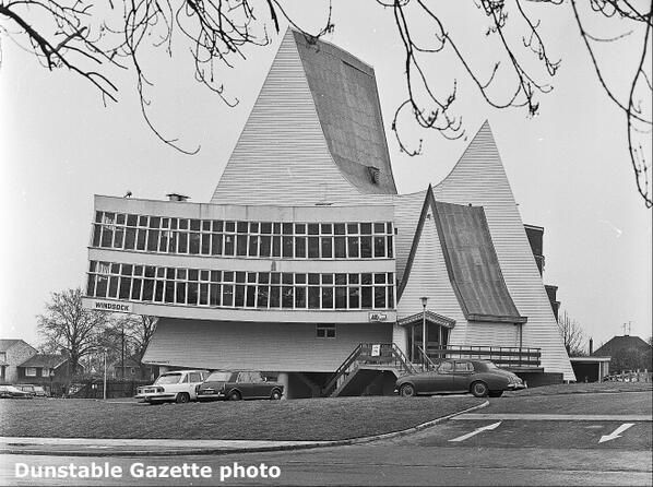 MrTimDunn's tweet photo. In 1971, one of Britain's most brilliantly bonkers pubs was constructed for Schooner Inns in Dunstable. Behold - The Windsock. It was demolished, alas, in 1984. https://t.co/azJDxE0ero