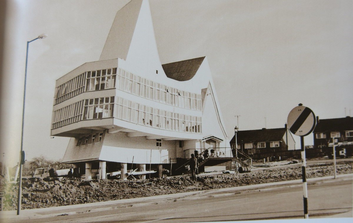 MrTimDunn's tweet photo. In 1971, one of Britain's most brilliantly bonkers pubs was constructed for Schooner Inns in Dunstable. Behold - The Windsock. It was demolished, alas, in 1984. https://t.co/azJDxE0ero