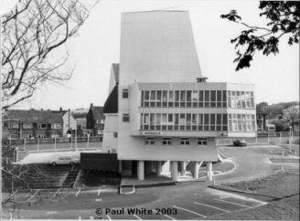 MrTimDunn's tweet photo. In 1971, one of Britain's most brilliantly bonkers pubs was constructed for Schooner Inns in Dunstable. Behold - The Windsock. It was demolished, alas, in 1984. https://t.co/azJDxE0ero
