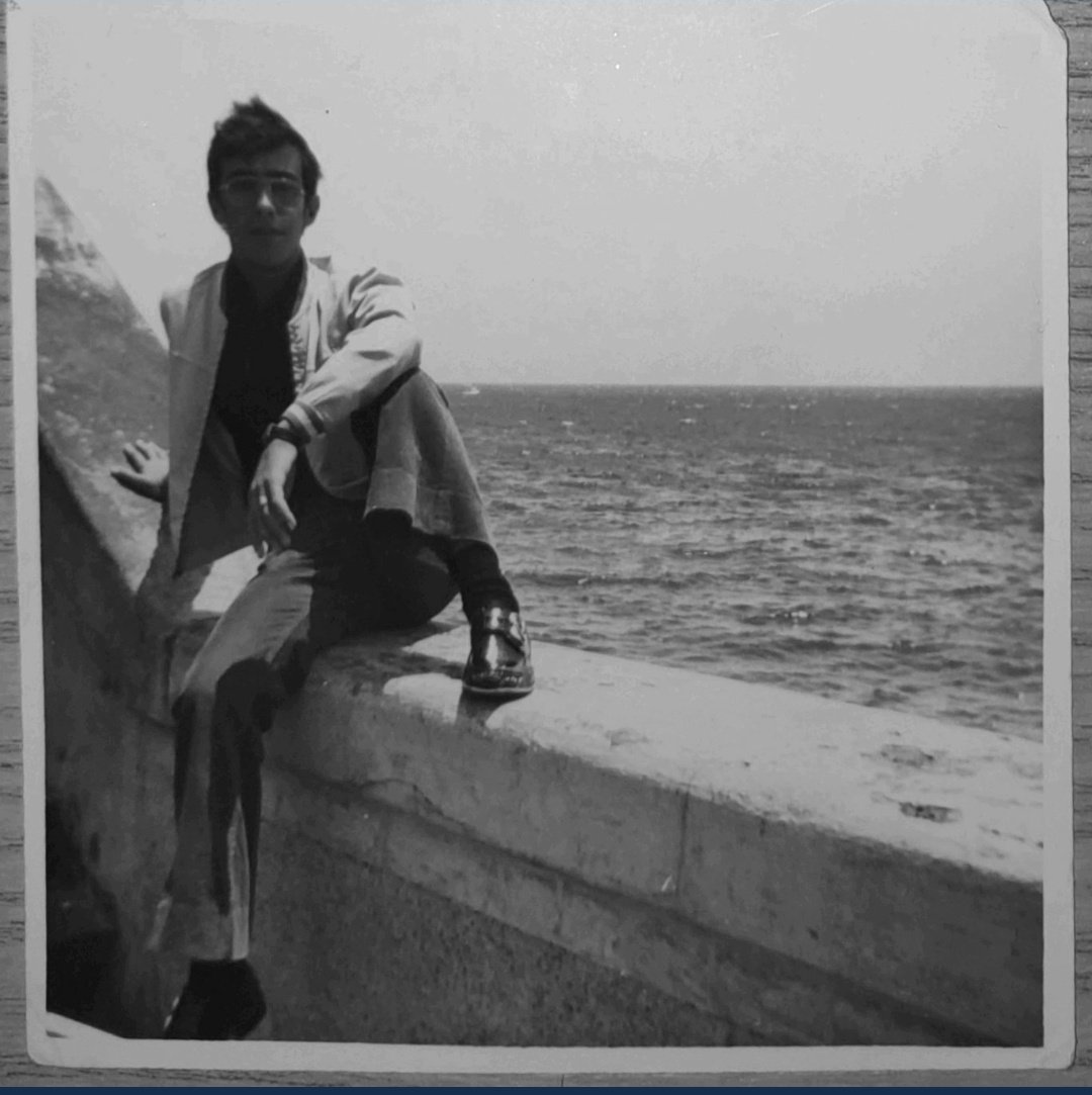 Nataliarugl's tweet photo. Este chico con tanto estilo era mi padre con 20 años. Hace 3 meses, un lunes también, su luz se apagó para siempre. En estos días de confinamiento a quien más echo de menos es a él. Ojalá hubiera podido mantenerlo a salvo en casa... #TeQuieroPapi https://t.co/oC4M5Od1dh