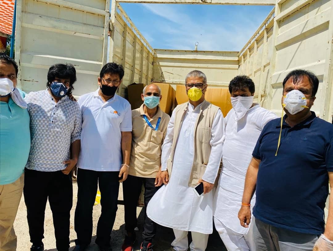 Aakarshankhuran's tweet photo. @ArtofLiving along with the help of @DelhiPolice is distributing food for the people who are in need of it at this time.

Feeling greatful to be the part of it. @justneelesh
Great initiative by @thevermagaurav bhaiya. https://t.co/hRDxYSfhJk