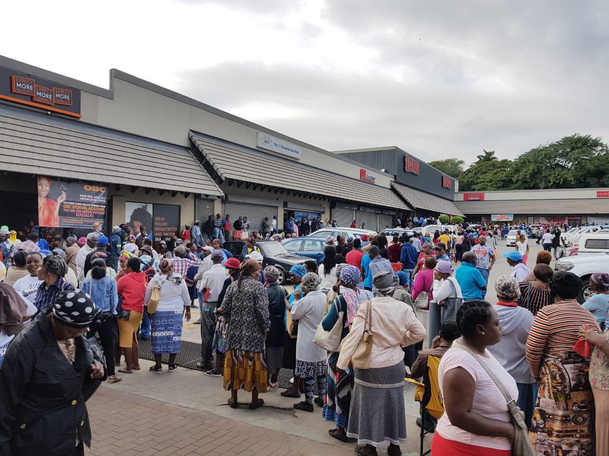 elesaf2's tweet photo. You have to be absolutely brain dead not to react to or comprehend spacial crowd control. Live in #Hazyview. 
Where are the police that are supposed to be monitoring this - Out arresting 1 cyclist. 😡
#CoronaVirusSA 
#Covid19inSA #Covid_19SA #CoronavirusInSA #lockdown https://t.co/cx0pahgEpT