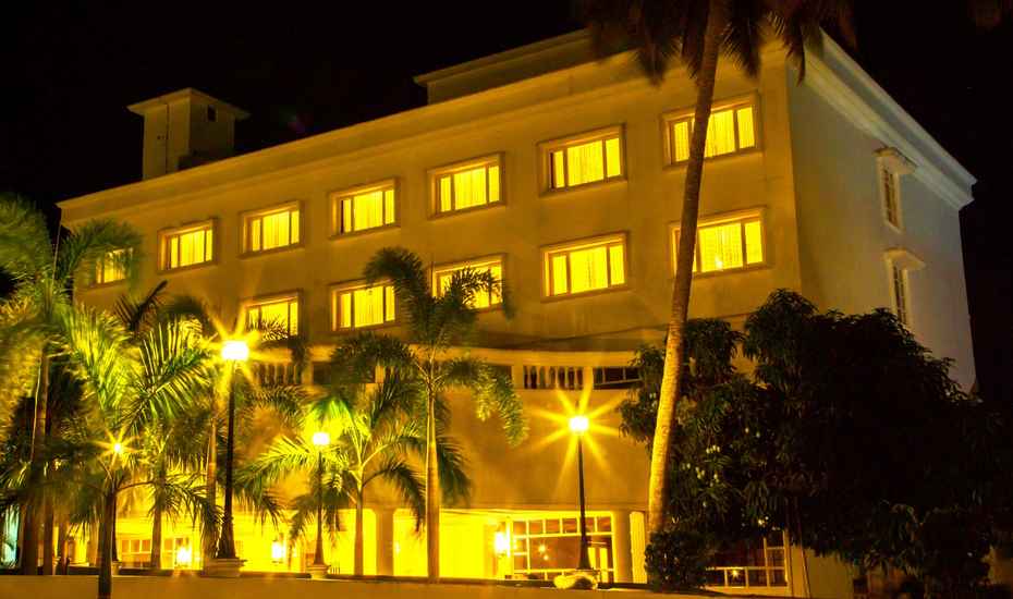 LiveKerala_com's tweet photo. Camelot Hotel Book it. Feel it. Enjoy it. Revel in the luxury of our 24 signature guest rooms classified into Executive Suite, Deluxe Rooms, Pool view Rooms and Superior Rooms. Call:+91 94473 35272, +91- 477- 2258 000  #Kerala #Camelot #Pathirappally #Alappuzha https://t.co/9W6PLonbxy