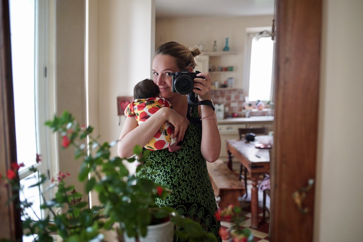 La jeune Clara alias Crocomaman nous raconte en vidéo son confinement. Hors pandémie, elle exerce le très beau métier de vidéaste de souvenirs de familles &amp; d'enfants.😍 
leparisdeslardons.fr/recit-de-confi…